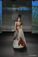 Model walk the ramp for Anju Modi show at PCJ Delhi Couture Week Day 3 on 10th Aug 2012 200 (62).JPG
